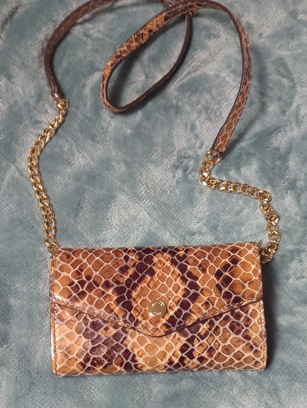 25-Michael Kors Snake-Print Brown Crossbody Wallet with Gold Chain. Pre-loved.
